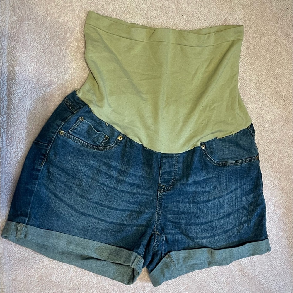 Blue Savvy women’s maternity shorts